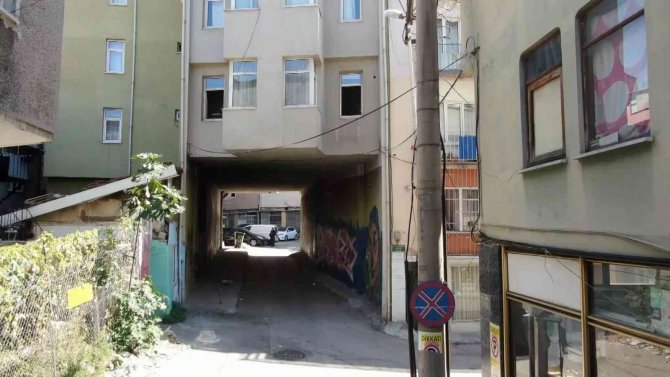 Altından Tünel Gibi Yol Geçen Apartman Karadeniz’i Andırıyor