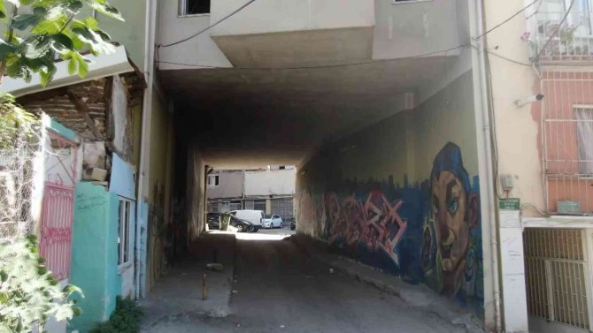 Altından Tünel Gibi Yol Geçen Apartman Karadeniz’i Andırıyor