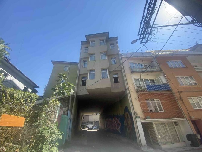 Altından Tünel Gibi Yol Geçen Apartman Karadeniz’i Andırıyor