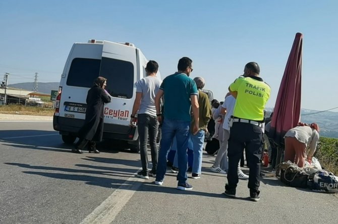 İ̇nsan Dolu Kamyonet Trafikten Men Edilince Ortalık Karıştı