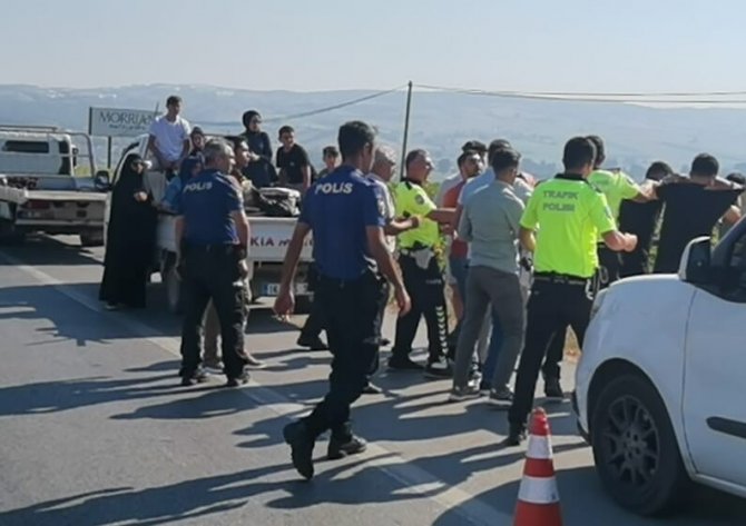 İ̇nsan Dolu Kamyonet Trafikten Men Edilince Ortalık Karıştı