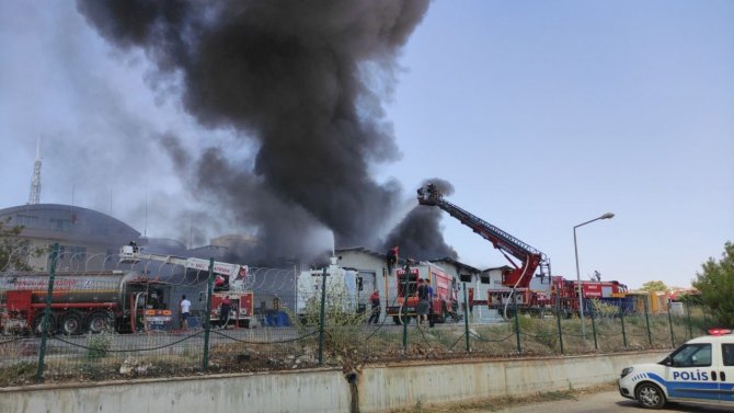 Lojistik Deposunda Çıkan Yangına İtfaiye Ve Toma’larla Müdahale Ediliyor