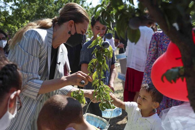 Deü’de Tedavi Gören Çocuklar Meyve Bahçesinde Moral Buldu