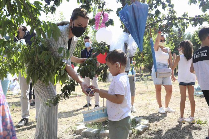 Deü’de Tedavi Gören Çocuklar Meyve Bahçesinde Moral Buldu