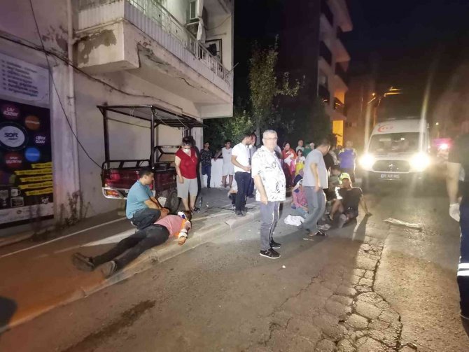 İ̇zmir’de Ortalığı Savaş Alanına Çeviren Kaza: 12 Yaralı