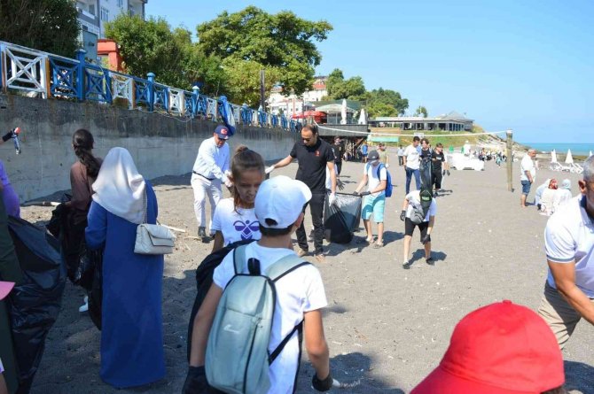Temiz Bir Çevre İçin Sahile İndiler 1,5 Ton Çöp Topladılar