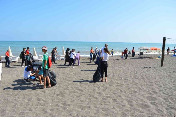 Temiz Bir Çevre İçin Sahile İndiler 1,5 Ton Çöp Topladılar