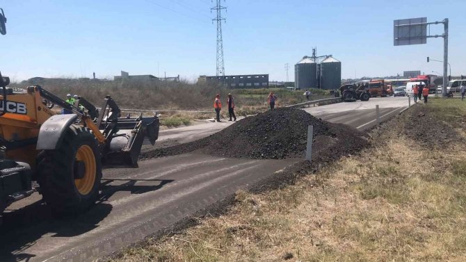 Traktöre Çarpan Tır Sürücüsü Öldü