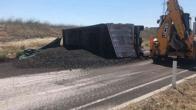 Traktöre Çarpan Tır Sürücüsü Öldü