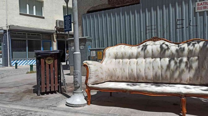 Çalınmasın Diye Sokakta Bulunan Koltuğu Direğe Bağladılar