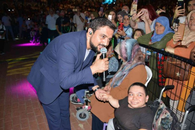 Gediz’de Açık Hava Sahnesinde Ömer Faruk Bostan Sahne Aldı