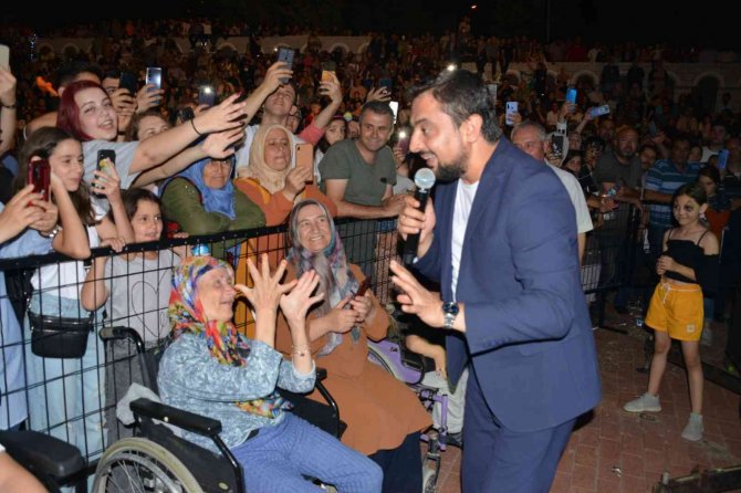 Gediz’de Açık Hava Sahnesinde Ömer Faruk Bostan Sahne Aldı