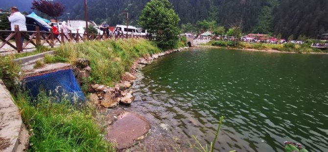 Uzungöl Kenarına Dökülen Moloz Yığını Kötü Görüntü Oluşturuyor