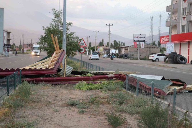 Iğdır’da Etkili Olan Fırtına Çatıları Uçurdu, Araçlara Zarar Verdi