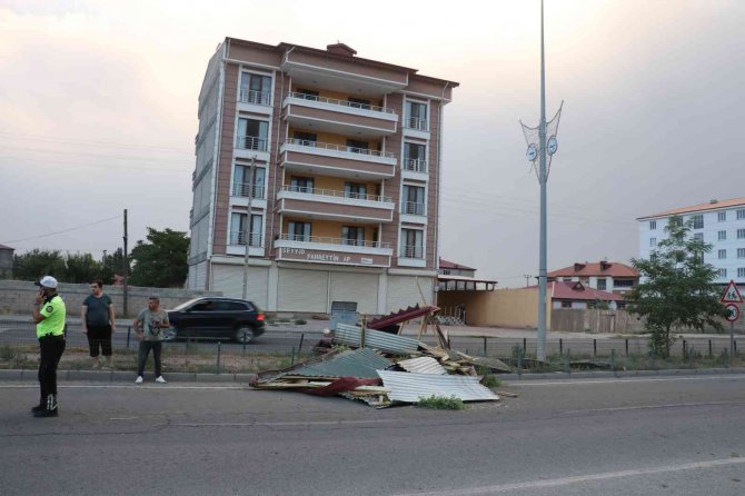 Iğdır’da Etkili Olan Fırtına Çatıları Uçurdu, Araçlara Zarar Verdi