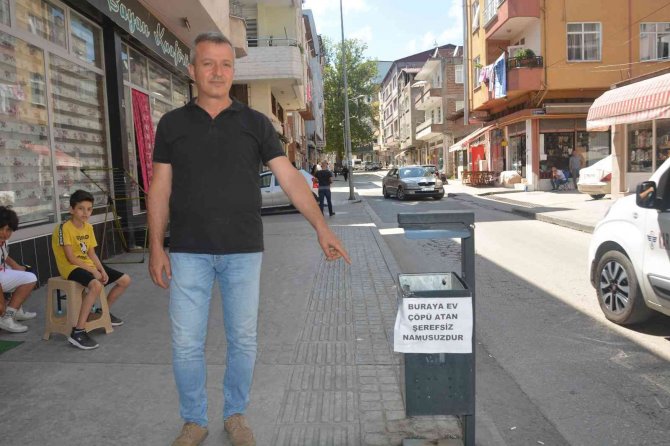 Çöp Kovasına Öyle Bir Yazı Yazdı Ki, Mahalleli Çöp Atmayı Bıraktı