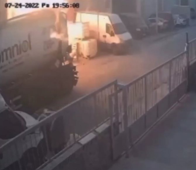 İ̇zmir’de 1 Kişinin Öldüğü Kimya İmalathanesindeki Patlama Anı Kamerada