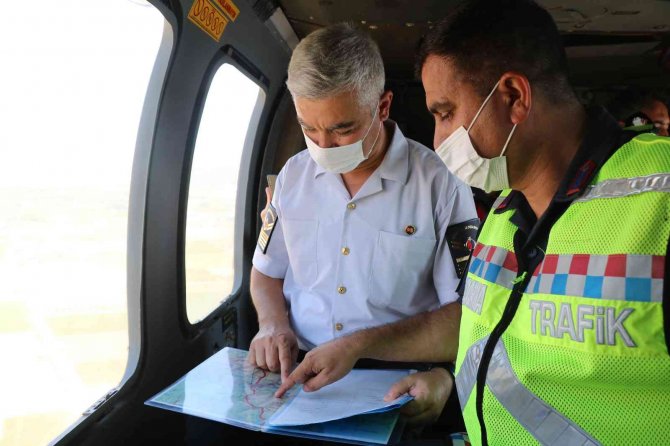 İ̇zmir’de Jandarmadan Helikopterle Trafik Denetimi