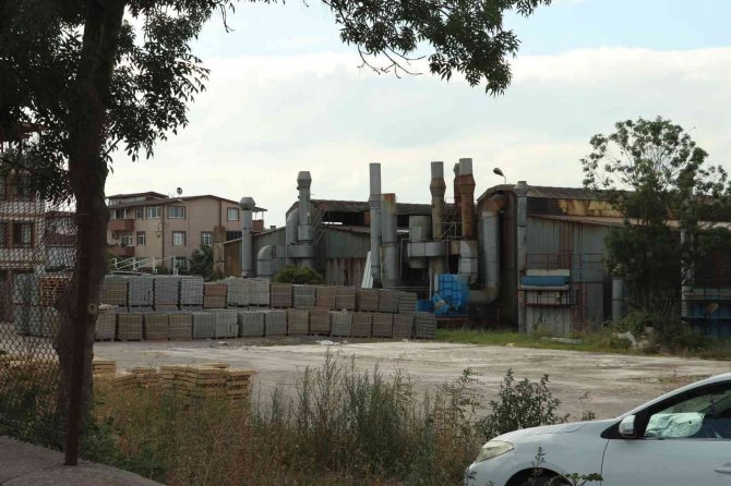 Fabrika Bacasından Dumanlar Yükseldi, Tedirgin Olan Vatandaşlar İsyan Etti