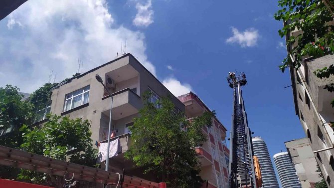 4 Katlı Binanın Çatı Katı Alev Alev Yandı: İ̇tfaiye Eri Hafif Şekilde Yaralandı