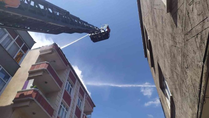 4 Katlı Binanın Çatı Katı Alev Alev Yandı: İ̇tfaiye Eri Hafif Şekilde Yaralandı
