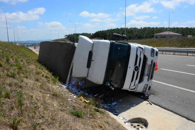 Geri Dönüşüme Gidecek Kağıtları Taşıyan Tır Kuzey Marmara’da Devrildi