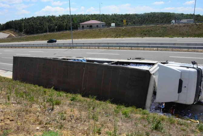Geri Dönüşüme Gidecek Kağıtları Taşıyan Tır Kuzey Marmara’da Devrildi