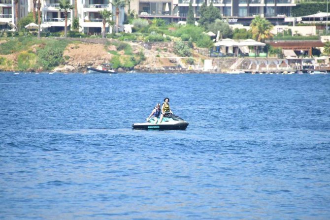 Merve Boluğur’dan Jet Ski Şov