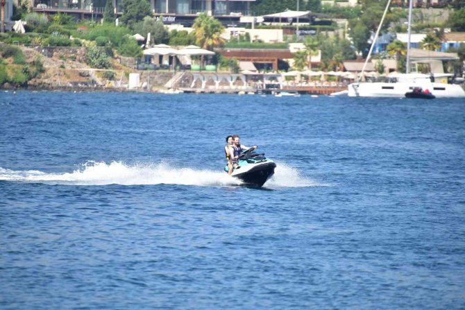 Merve Boluğur’dan Jet Ski Şov