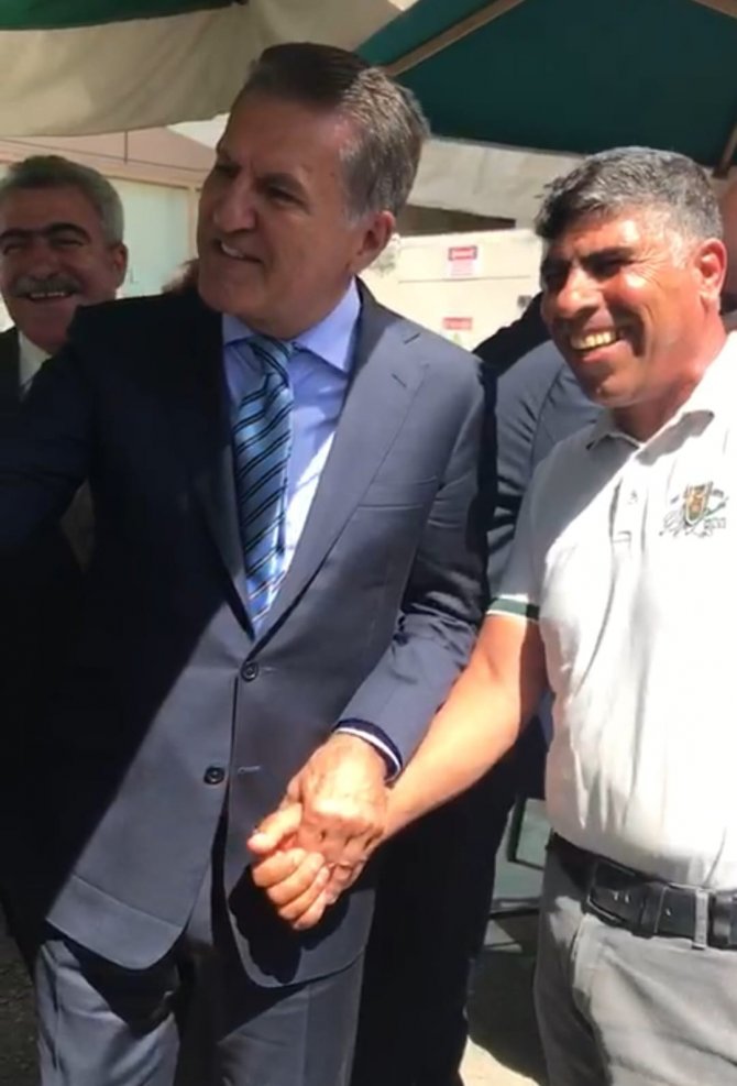 Mustafa Sarıgül’ün Gülen Adam Paylaşımı Binlerce Beğeni Aldı