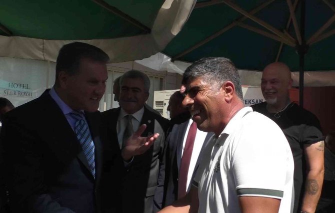 Mustafa Sarıgül’ün Gülen Adam Paylaşımı Binlerce Beğeni Aldı