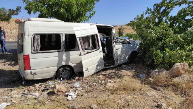 İ̇şçi Servisi Yoldan Çıkarak Ağaca Çarptı: 15 Yaralı