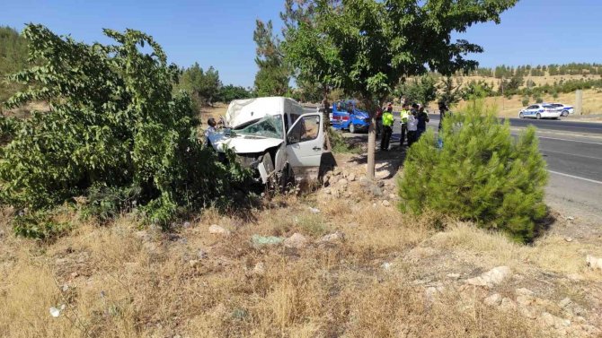 İ̇şçi Servisi Yoldan Çıkarak Ağaca Çarptı: 15 Yaralı