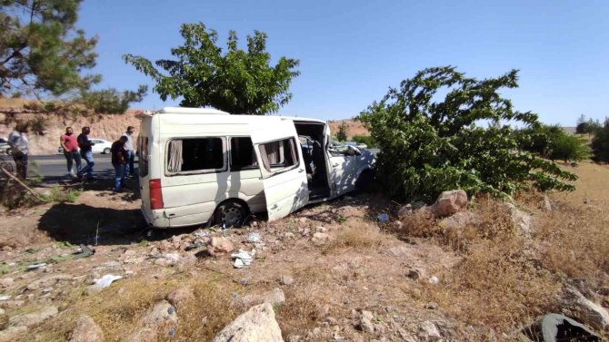 İ̇şçi Servisi Yoldan Çıkarak Ağaca Çarptı: 15 Yaralı