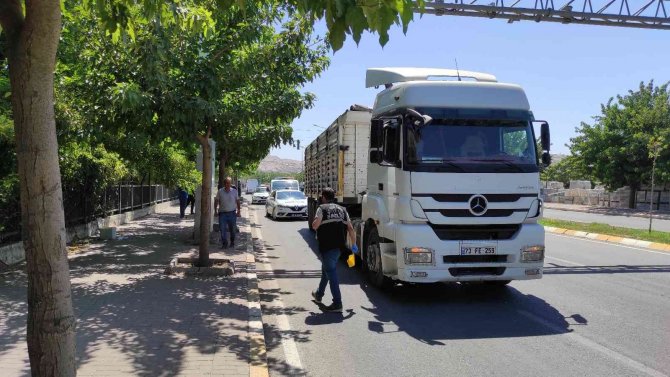 Şanlıurfa’da Tıra Çarpan Motosikletin Sürücüsü Öldü