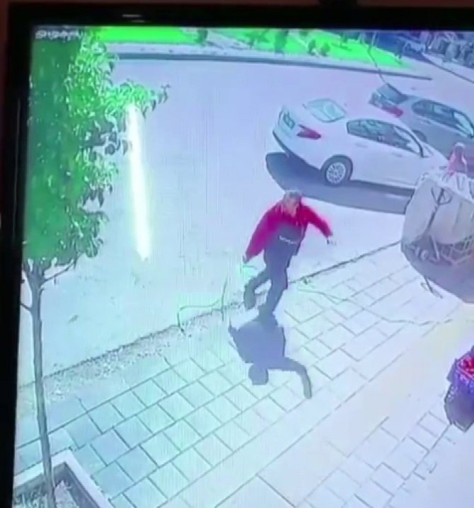 Ağacın Altında Kalmaktan Son Anda Kurtuldu, Hortumu Bırakmadan Kaçtı