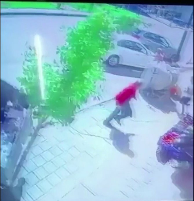 Ağacın Altında Kalmaktan Son Anda Kurtuldu, Hortumu Bırakmadan Kaçtı