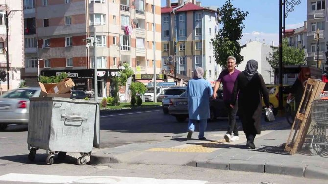 Ağacın Altında Kalmaktan Son Anda Kurtuldu, Hortumu Bırakmadan Kaçtı