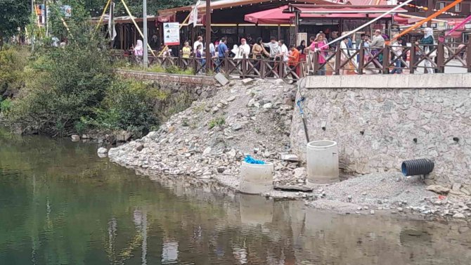 Uzungöl Kenarına Dökülen Moloz Yığını Kötü Görüntü Oluşturuyor
