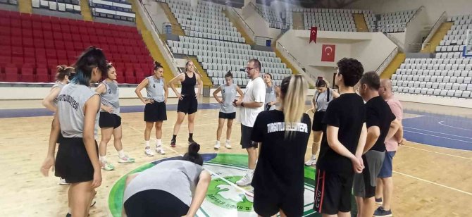 Turgutlu Belediyesi Kadın Basketbol Takımı Parkeye İndi