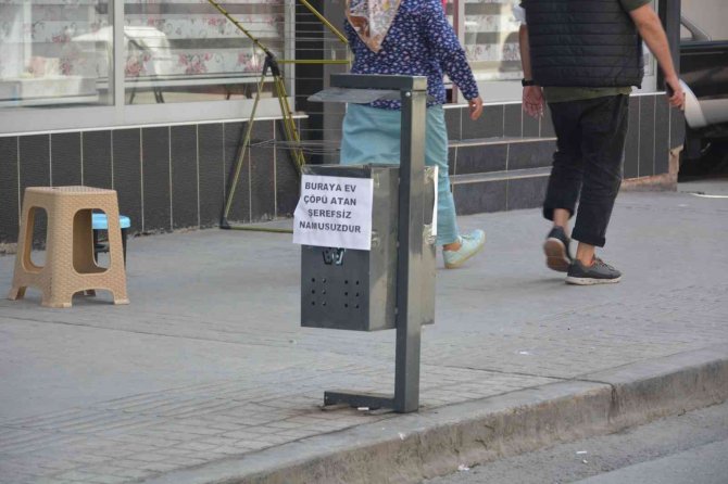 Çöp Kovasına Öyle Bir Yazı Yazdı Ki, Mahalleli Çöp Atmayı Bıraktı