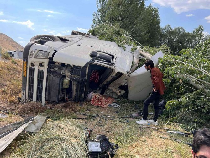 İ̇ran Plakalı Tır Kontrolden Çıktı: 1 Ölü