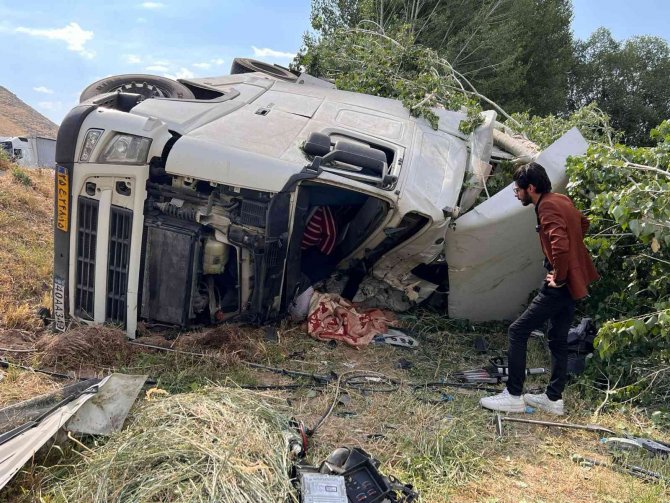İ̇ran Plakalı Tır Kontrolden Çıktı: 1 Ölü