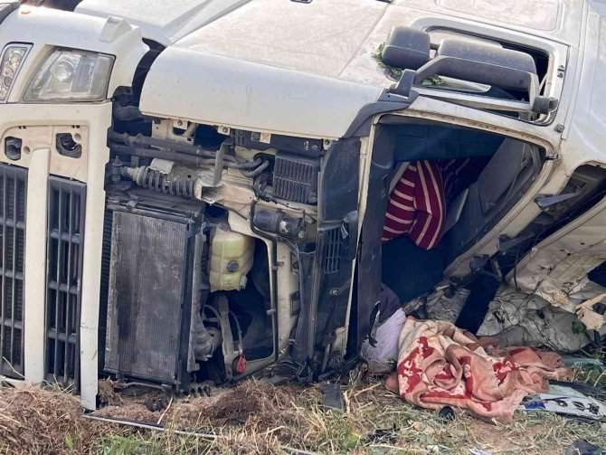 İ̇ran Plakalı Tır Kontrolden Çıktı: 1 Ölü
