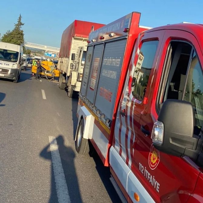 Taksi Kamyona Arkadan Çarptı: 1 Yaralı