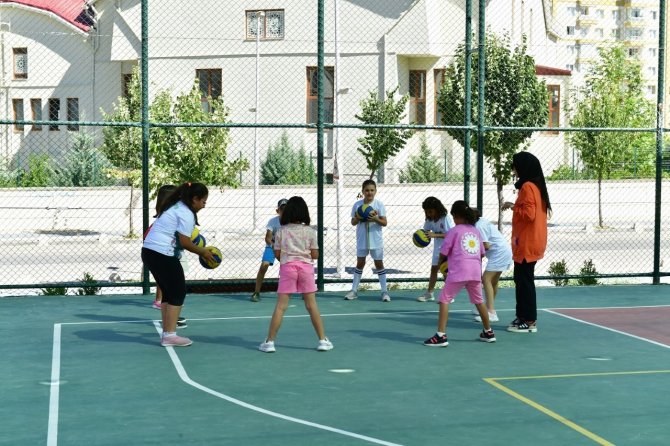 Yeşilyurt’ta Voleybol Kursuna İlgi