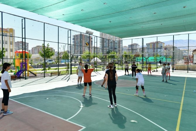 Yeşilyurt’ta Voleybol Kursuna İlgi