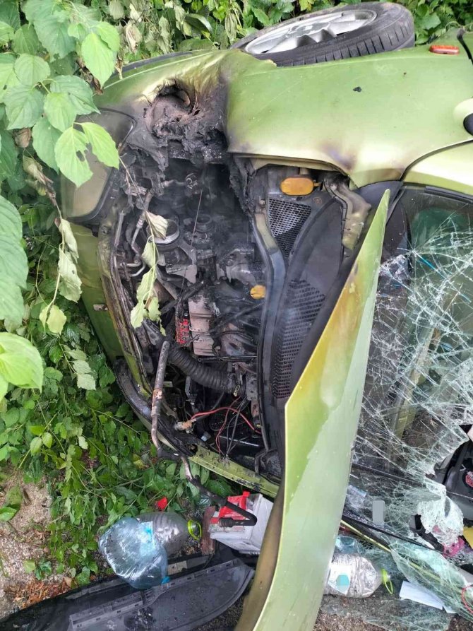 Araç Kaza Yaptı, Motor Kısmında Yangın Çıktı