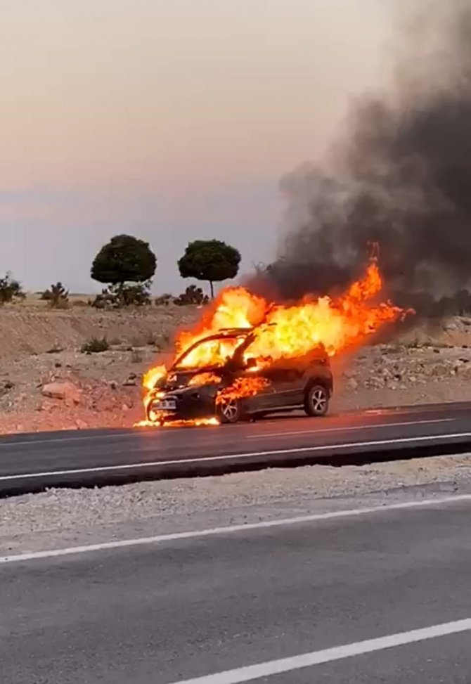 Seyir Halindeki Hafif Ticari Araç Alev Alev Yandı