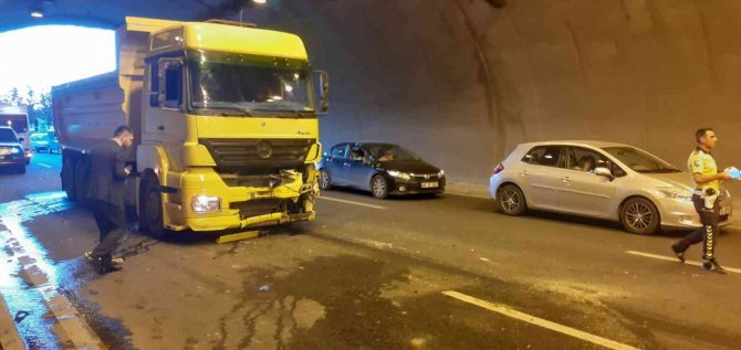 Ankara’da Otomobil Belediye Otobüsünün Altına Girdi: 3 Yaralı
